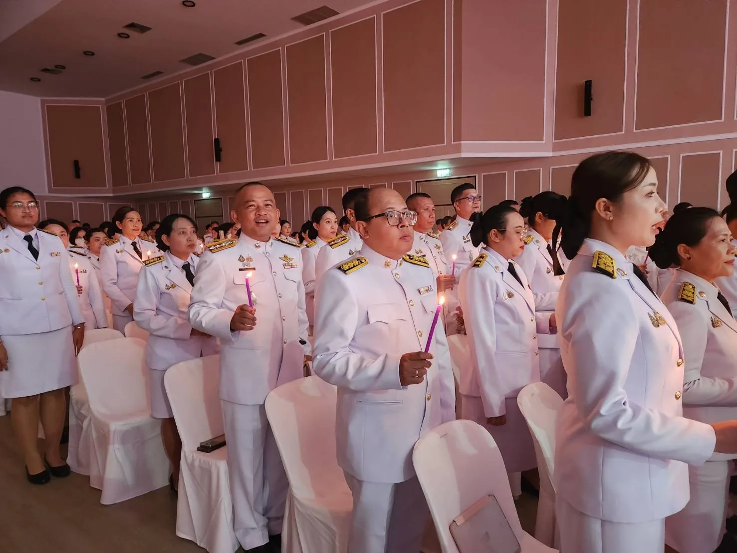 ร่วมพิธีวางพานพุ่มทองพานพุ่มเงินและจุดเทียนถวายพระพรเฉลิมพระชนมพรรษาสมเด็จพระนางเจ้าพระบรมราชินี